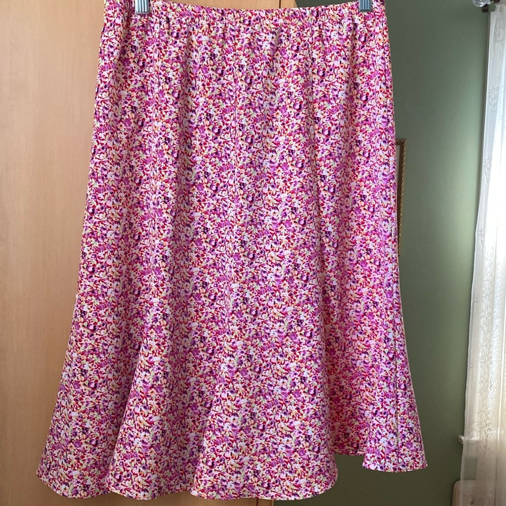 Appleseed’s multi colored flowered skirt with elastic waistband. Size 8